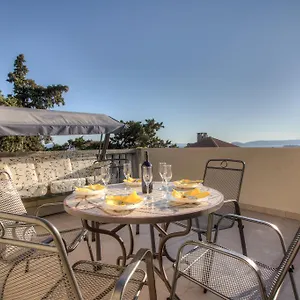 https://apartment-near-sandy-firule-beach.splithotels.org